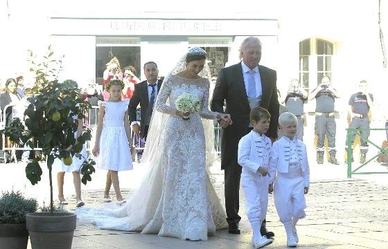 Клэр выбрала платье дизайнера Elie Saab.